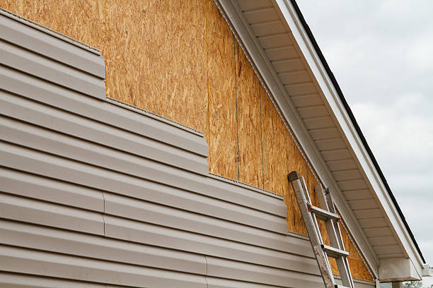 Professional Siding Repair technician working in Aberdeen, IN